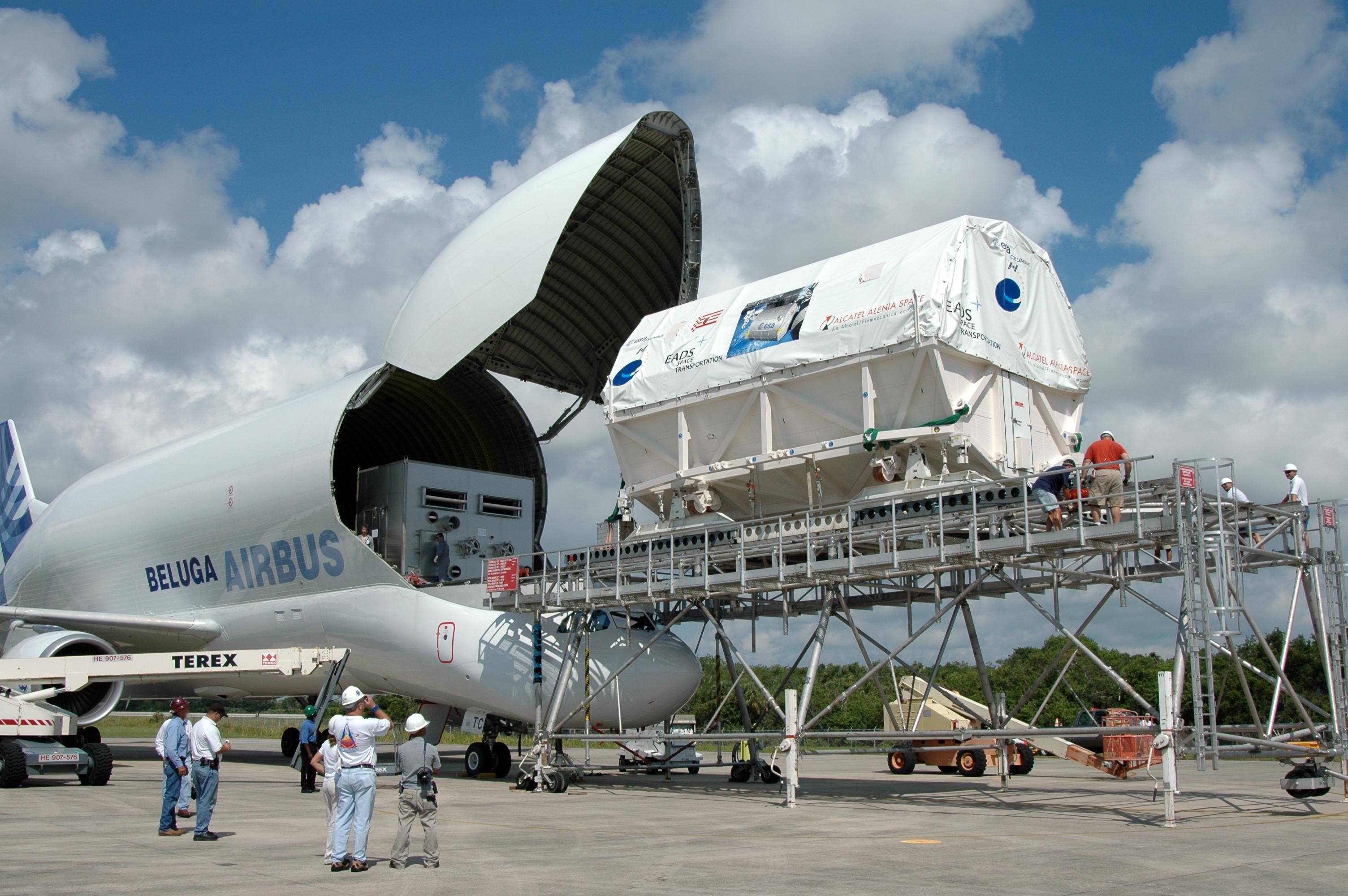 Airbus A300-600ST “Beluga” Unloading